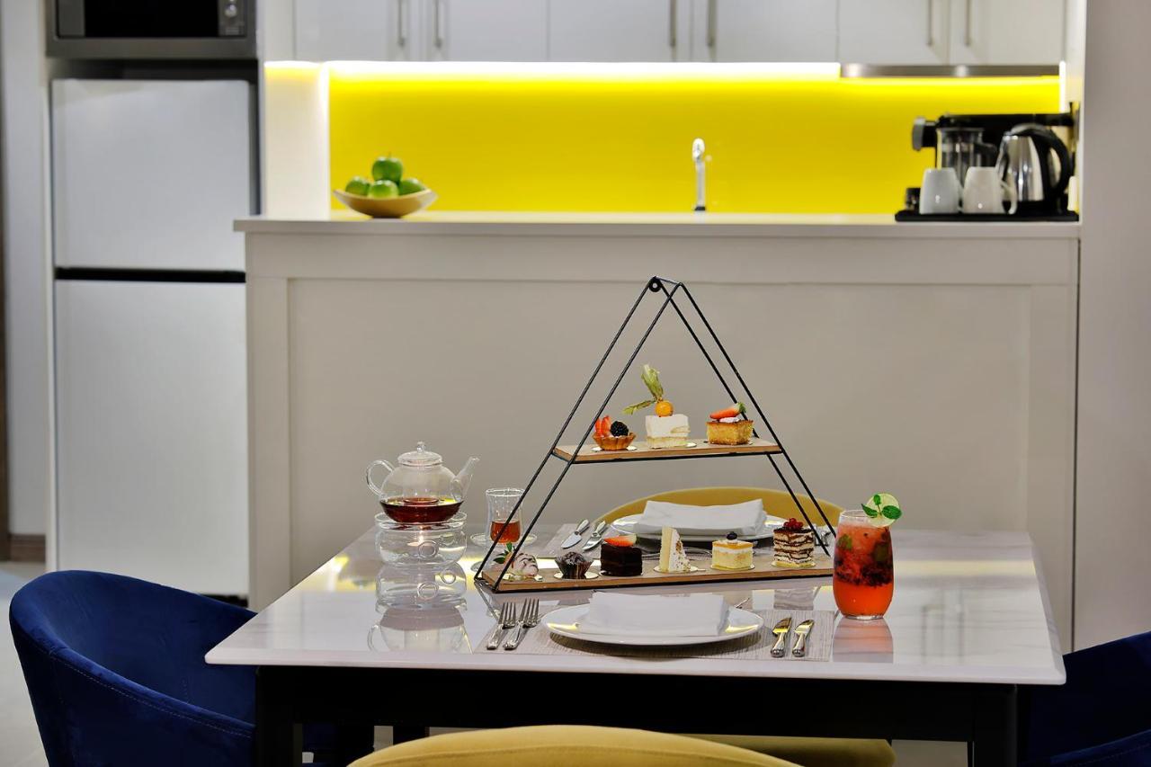 Готель Voco Al Khobar By Ihg Екстер'єр фото A pyramid cake stand