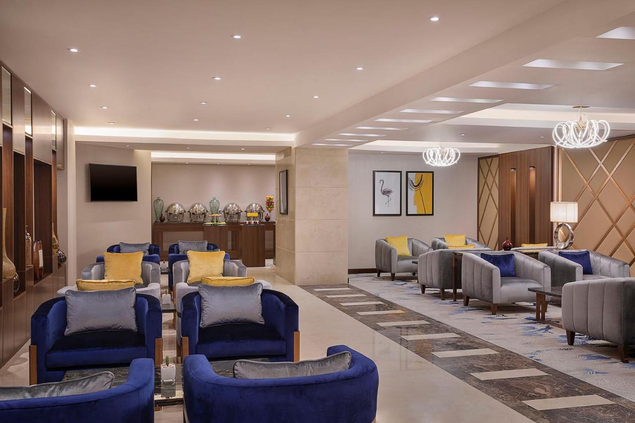 Готель Voco Al Khobar By Ihg Екстер'єр фото The lounge at the airport