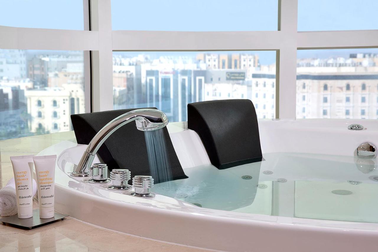 Готель Voco Al Khobar By Ihg Екстер'єр фото A modern bathtub